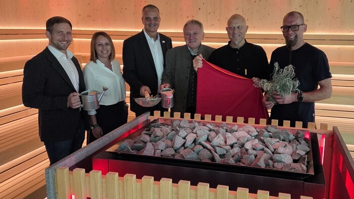 Thermendirektor Gernot Deutsch und Bad Waltersdorfs Bürgermeister Johann Fiedler (3. und 4. v. l.) mit dem Sauna- und Thermenteam