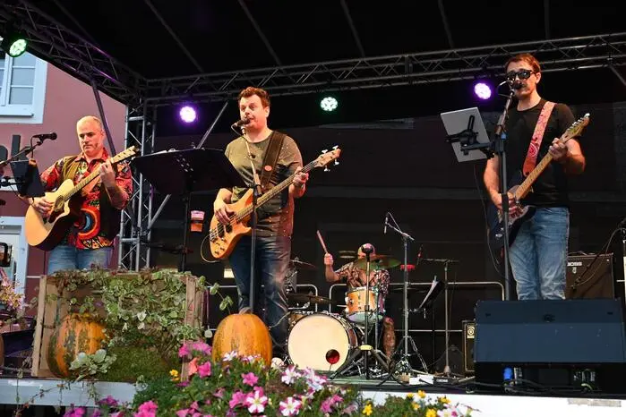 Am Abend konnten die Gäste den Tag bei Live-Musik der Band „Die Band, de kana kennt“ in gemütlicher Atmosphäre und zu beliebten Schlagerklängen ausklingen lassen.