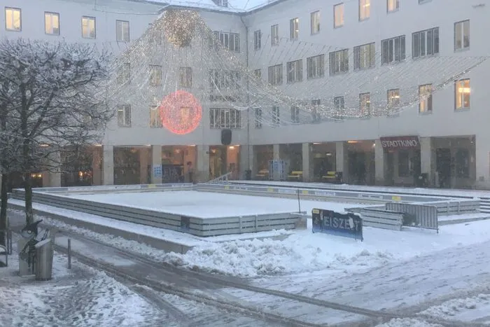 Noch wird am Rathausplatz nicht eisgelaufen