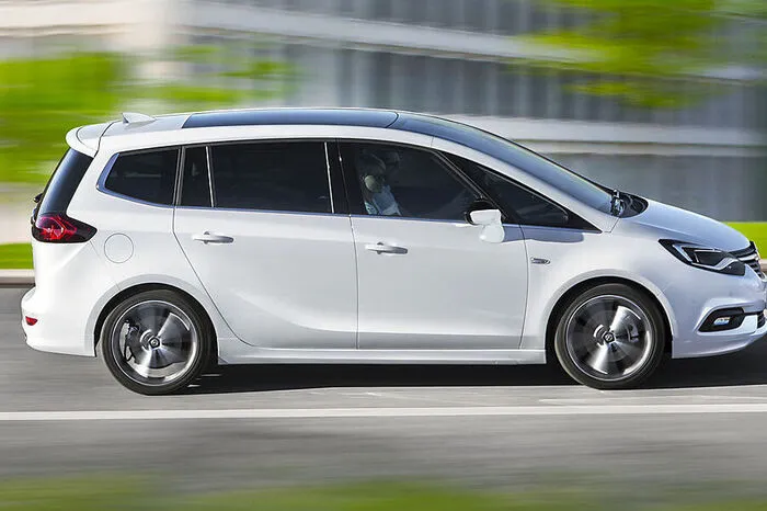Etwa zum Thema Vernetzung: Die neueste Generation des IntelliLink-Infotainment-Systems von Opel ist sowohl mit Apple CarPlay als auch mit Android Auto kompatibel; der persönliche Online- und Service-Assistent Opel OnStar macht den neuen Zafira zum mobilen 4G/LTE-WLAN-Hotspot für Fahrer, Freunde und Familie.