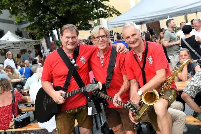 Live-Auftritte vom Wamperl Trio, Feuer & Eis sowie 1. ORM Ewald & Jürgen sorgten für ausgelassene Stimmung. Und auch für die Kinder war mit Hüpfburg und Co. einiges geboten.