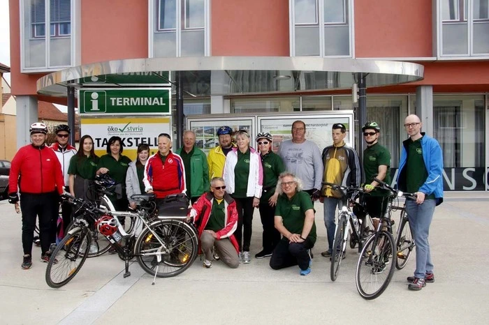 In Fürstenfeld stellten sich  Radfahrer einem Gruppenfoto vor dem Tourismusbüro....