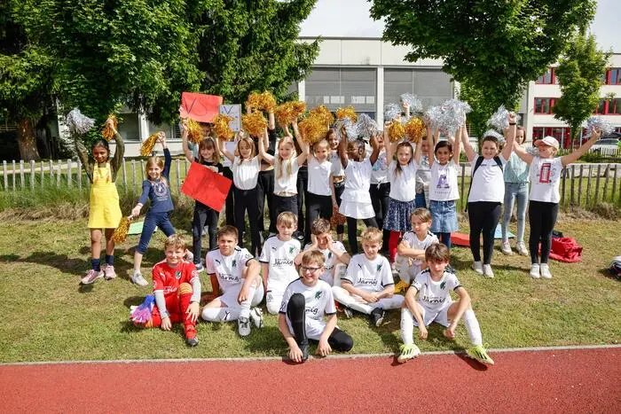 Die Fußballer wurden von ihren Cheerleaders angefeuert