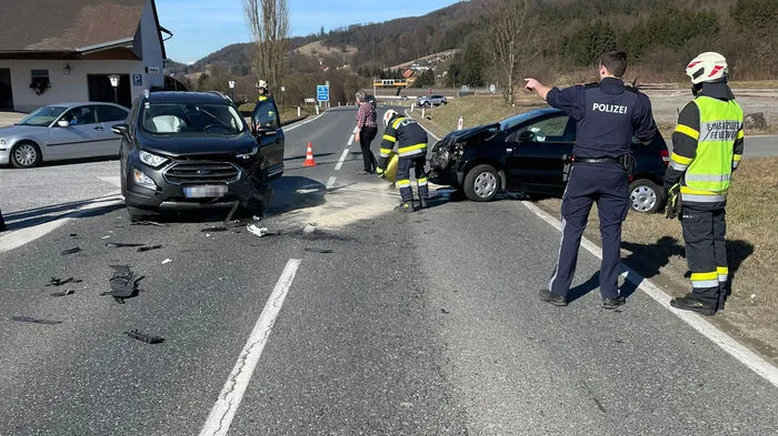 Die beiden Fahrzeuge kollidierten frontal