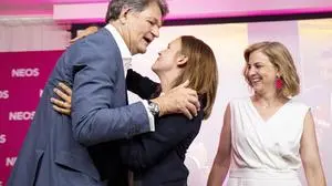 ABD0128_20240609 - WIEN - ÖSTERREICH: (v.l.) Spitzenkandidat Helmut Brandstätter (NEOS),  EU-Kandidatin Anna Stürgkh (NEOS) und Parteivorsitzende Beate Meinl-Reisinger (NEOS) am Sonntag, 09. Juni 2024 anl. einer Wahlparty im Rahmen der EU-Wahl in Wien. - FOTO: APA/TOBIAS STEINMAURER