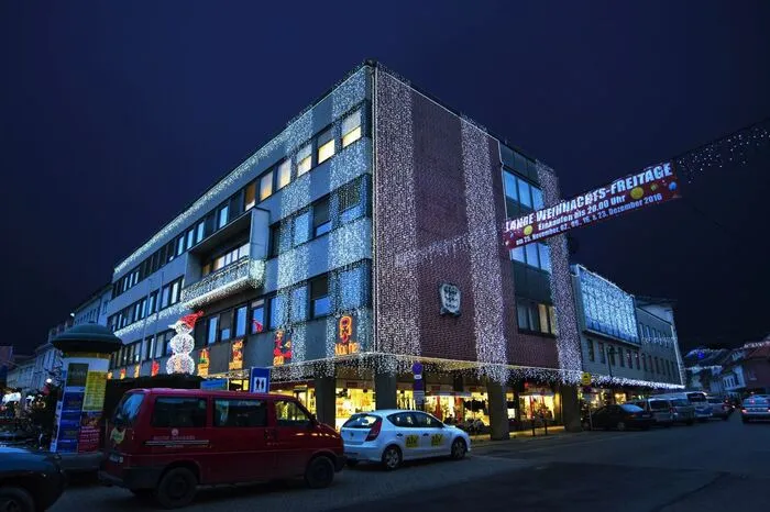 Die Innenstadt erstrahlt weihnachtlich.