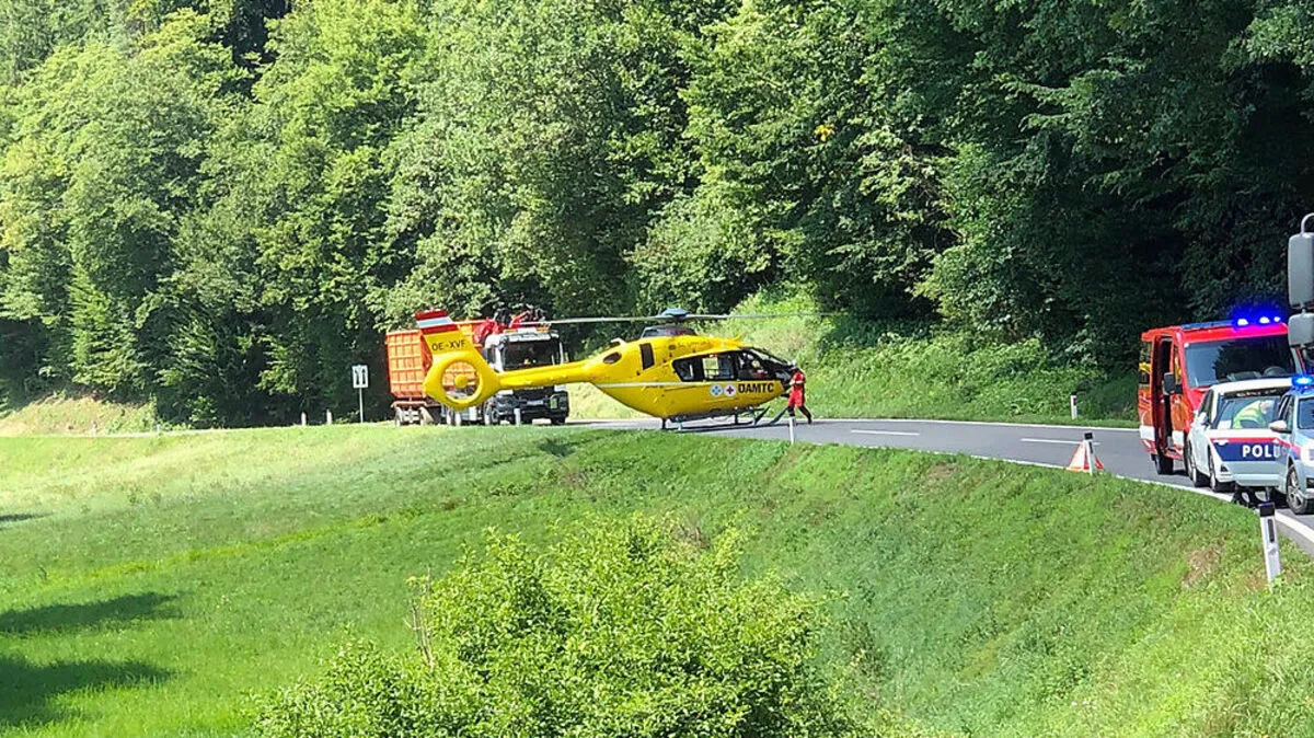 Lenker wie Beifahrer wurden von der Rettung und dem Rettungshubschrauber C12 ins Krankenhaus gebracht