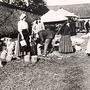 Traditionell: Geschirrverkauf auf dem St. Veiter Wiesenmarkt im Jahr 1909