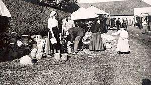 Traditionell: Geschirrverkauf auf dem St. Veiter Wiesenmarkt im Jahr 1909