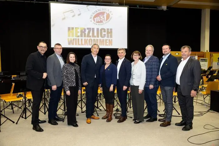 Zahlreiche Ehrengäste feierten mit Musikschuldirektor Karl Hermann (l.) das Jubiläum