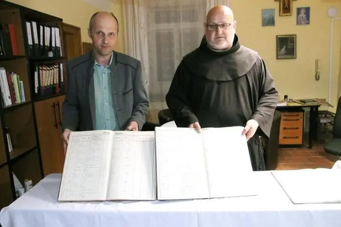 Viele Besucher schmökerten in den Totenbüchern der Pfarre und des Franziskanerordens oder gustierten im Klosterladen.