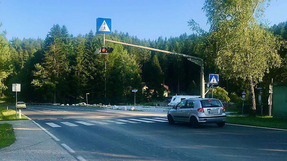 In diesem Bereich der Faakersee Straße (B84) wird von der Arbeitsgemeinschaft Mittewald eine Verkehrsinsel gefordert