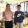 Die Schüler Chelsea Kuster und Silvio Vidounig mit ihren alten Tastenhandys ohne Internetzugang und Apps