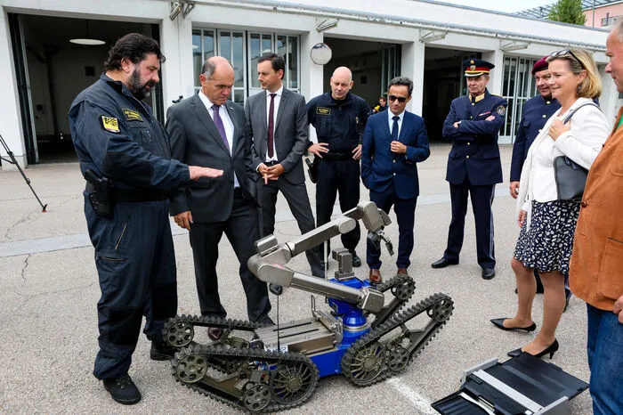 Oberst Fran Wanisch erklärt den Entschärfungs-Roboter