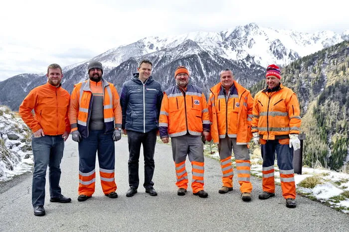 "Üblicherweise wird der Pass bereits Mitte Mai wieder für den Verkehr freigegeben. Aber weil wir heuer so enorm viel Schnee hatten und die Lawinengefahr lange sehr hoch war, ist es zu der Verzögerung gekommen", erklärt Straßenmeister Bertram Lick von der Straßenmeisterei Murau (ganz links in diesem Archivbild). 