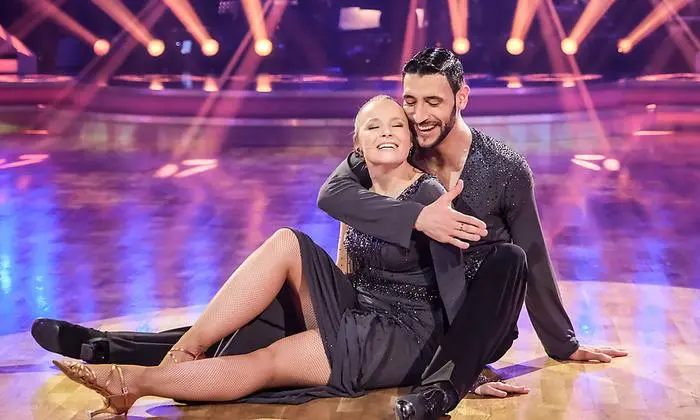 Missy May und Dimitar Stefanin tanzen einen Slowfox zu "Frauen regier'n die Welt"