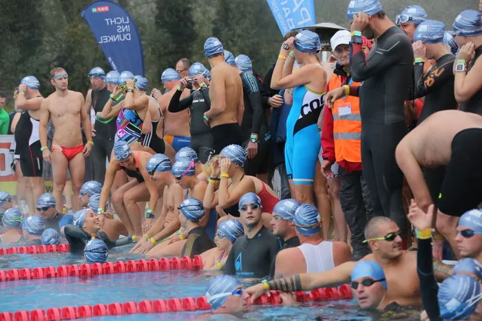 Im Becken war nicht nur beim Start einiges los: Knapp 500 Profi- und Hobbyschwimmer aus 13 Nationen schwimmen noch bis Sonntag, 11 Uhr, im 50 Meter Sportbecken bei 25 Grad Wassertemperatur Längen um Längen für den guten Zweck.