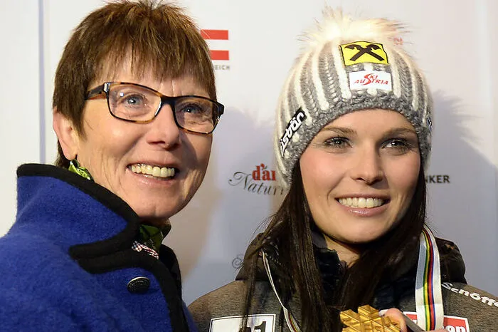 Annemarie Moser-Pröll (mit sechs Weltcup-Gesamtsiegen Rekordhalterin bei den Damen/am Bild mit Anna Veith): "Es ist einfach unvorstellbar, was der Mensch leistet. Er ist einfach der Größte seiner Zeit. Sechster Gesamtweltcup-Sieg - das ist ein Wahnsinn."