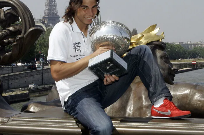 Ohne Satzverlust spielte sich Nadal 2008 zum vierten Triumph bei den French in Folge, womit er Björn Borgs Open-Era-Rekord egalisierte. In einem nur 107 Minuten dauernden Finale, dem kürzesten seit 1980, besiegte er wieder einmal Federer mit 6:1, 6:3, 6:0.