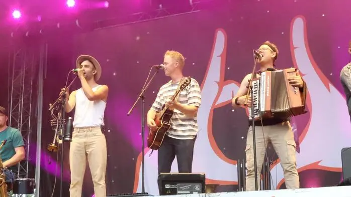Da ging so richtig die Post ab. Und zwar beim Open-Air-Konzert der Fäaschtbänkler am Wochenende in Moosburg.