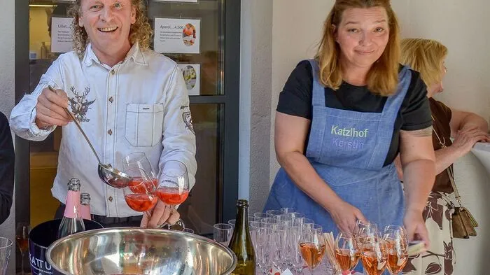 Dort werden kunstvoll gefertigte Produkte aus den Lebenshilfe-Werkstätten sowie Spezialitäten und Erzeugnisse vom Katzlhof angeboten. Zahlreiche Gäste waren zur Eröffnungsfeier gekommen und stießen bei Musik und einem Flying-Buffet an. Grußworte an die Besucher richteten der Präsident der Lebenshilfe, Anton Henckel-Donnersmarck, Lebenshilfe Kärnten Geschäftsführerin Silke Ehrenbrandtner und für die Stadtgemeinde Vizebürgermeisterin Michaela Lientscher. 