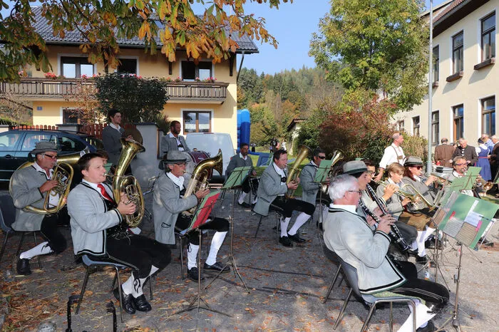 Der Kirchtagsfrühschoppen wurde von der "Trachtenkapelle Treffner" unter Leitung von Günther Treffner durchgeführt.
