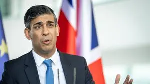 Pressekonferenz zum Besuch des Premierministers des Vereinigten Koenigreichs Grossbritannien im Bundeskanzleramt Rishi Sunak Premierministers des Vereinigten Koenigreichs Grossbritannien und Nordirland, mit besonderer Geste bei der Pressekonferenz im Anschluss an den Besuch des Premierministers des Vereinigten Koenigreichs Grossbritannien im Bundeskanzleramt in Berlin , Berlin , 24.04.2024 Berlin Berlin Deutschland *** Press conference on the visit of the Prime Minister of the United Kingdom of Great Britain to the Federal Chancellery Rishi Sunak Prime Minister of the United Kingdom of Great Britain and Northern Ireland, with special gesture at the press conference following the visit of the Prime Minister of the United Kingdom of Great B