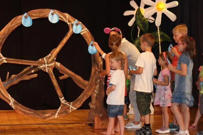 Dabei handelt es sich um ein Kinderbuch von Karen Kassulat, in dem das Thema Erneuerbare Energie für Kinder aufbereitet wurde. Die Stadtwerke Köflach und das "Quasi-Quasar-Theater" haben das Stück gemeinsam für die Bühne adaptiert und in Köflach uraufgeführt.