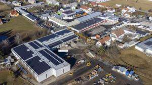 Blick auf die neuen PV-Anlagen und den neuen Trafo im Einsatzzentrum der Feuerwehr Feldbach