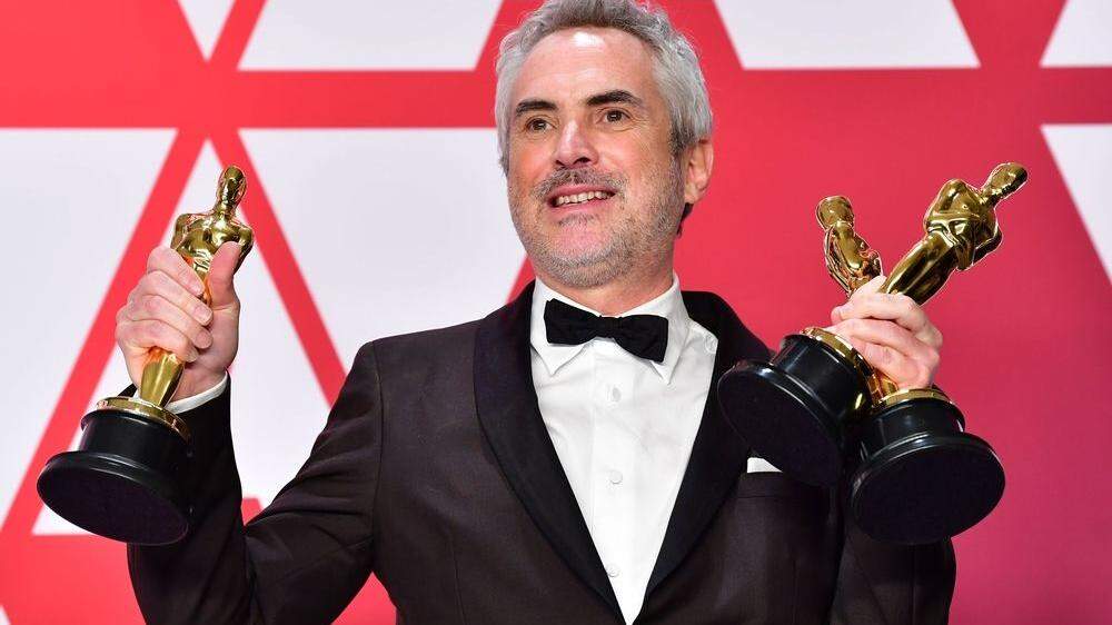Regisseur und Autor Alfonso Cuaron mit seinen Oscars