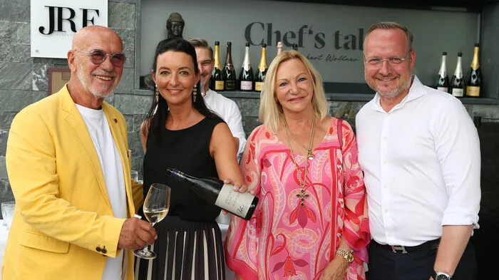 Hubert Wallner (rechts) und Kerstin Wallner (zweite von links) luden am Sonntag Freunde und Partner zum kulinarischen Abend am Wörthersee, am Foto mit Otto Retzer und Ingrid Flick.