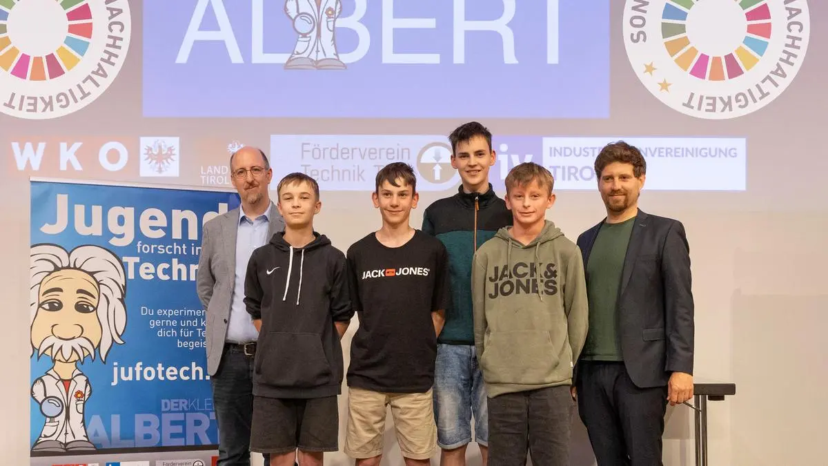 Mittelschüler aus Matrei gewinnen den Sonderpreis für Nachhaltigkeit | Die MS Matrei holte sich den Sonderpreis für Nachhaltigkeit. Jurysprecher Claudio Landerer (links) von der Bildungsdirektion Tirol und Georg Niedrist, stellvertretender Obmann der Tiroler Ingenieurbüros (rechts), gratulierten.