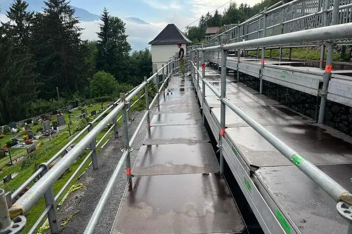 Um den Zuschauern optimale Bedingungen zu bieten, wurde im Vorfeld eine Tribüne aufgebaut, die einen umfassenden Blick auf den Friedhof bietet. 