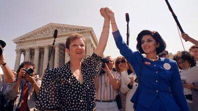 Norma McCorvey (links) nach der erfolgreichen Berufung und der Etablierung des Rechts auf Abtreibung im Jahr 1973