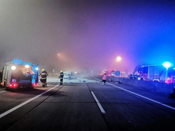 Drei Feuerwehren waren bei dem Pkw-Brand auf der A 9 im Einsatz