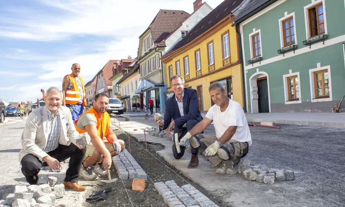 Bürgermeister Christian Sander und Werbegemeinschafts-obmann Werner Schöff- mann besichtigen die Baustelle