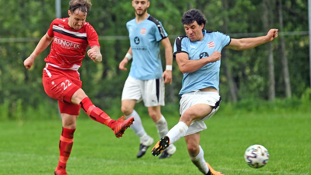 Sirnitz (links Marco Huber) steht nach dem 2:1 gegen Rückersdorf vor dem Klassenerhalt