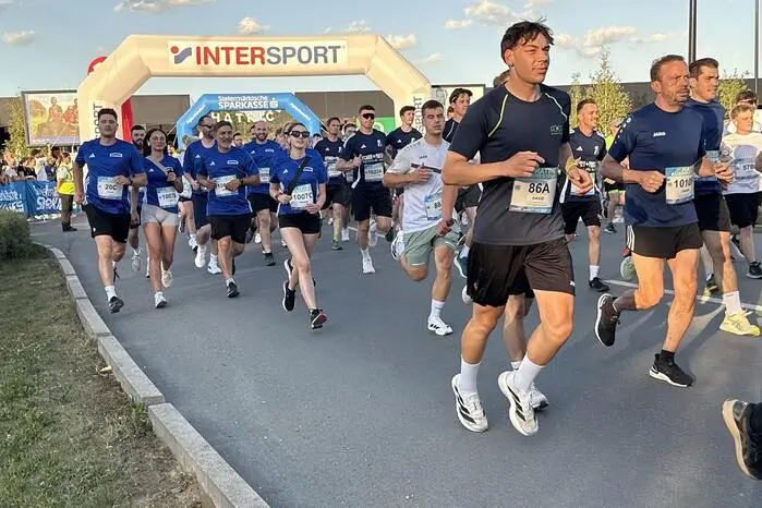 Mehr als 600 Laufbegeisterte starten beim Firmenlauf im Hatric-Einkaufspark.