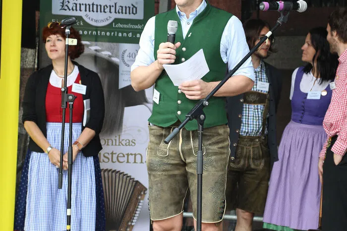 Wie sehr Singen die Seele zu berühren vermag, war an vielen Besucherreaktionen zu spüren: Ob frenetischer Applaus nach den Darbietungen, überschwänglicher Dank nach den Workshops oder so manche glasigen Augen beim Wiedererfahren von lange nicht gesungenen und gehörten Liedern – all das soll es in zwei Jahren wieder geben, wenn der Singtag das nächste Mal stattfinden wird.