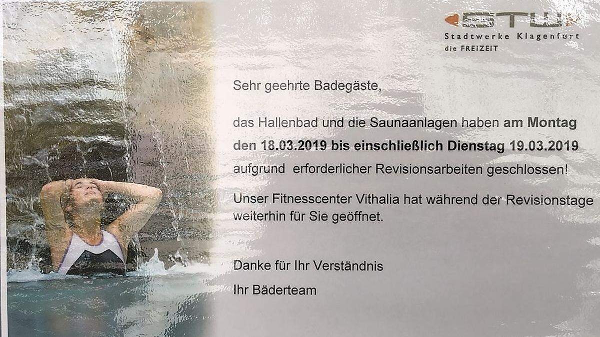 Mit einem Zettel, angebracht am Eingang des Hallenbades, bitten die Stadtwerke um Verständnis