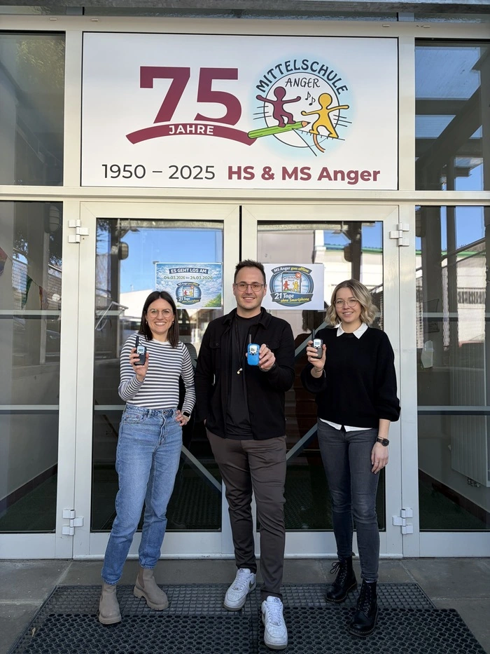 Die engagierten Lehrerinnen Lisa-Marie Ebner (r.) und Bianca Ponhold (l.) mit Direktor Nico Redolfi von der Mittelschule in Anger