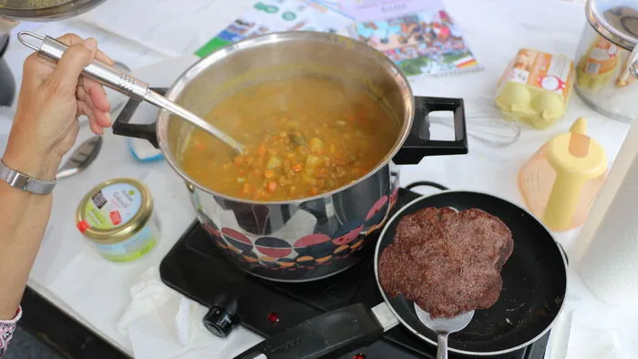 An der pikanten Gemüsesuppe und dem Roti (Laibchen aus Hirse- und Reismehl sowie Kokosette) delektierten sich die Stadtpolitiker Karl Lang, Herwig Röttl und Renate Dielacher sowie Bürgermeister Martin Treffner.