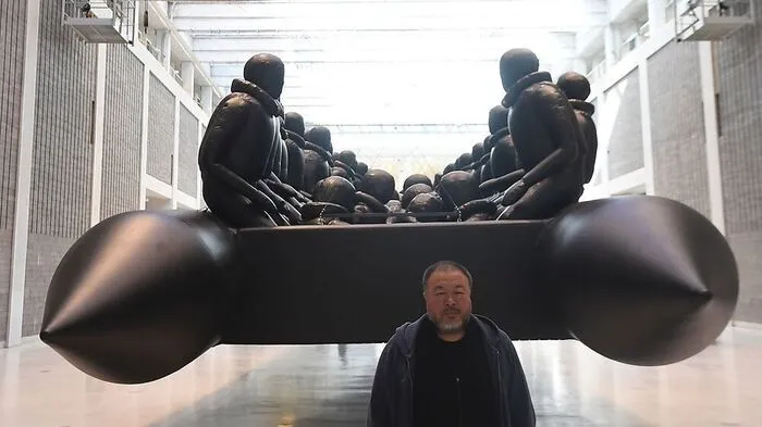Ai Weiwei vor dem Kunstwerk "Law of the Journey/Prototype B"