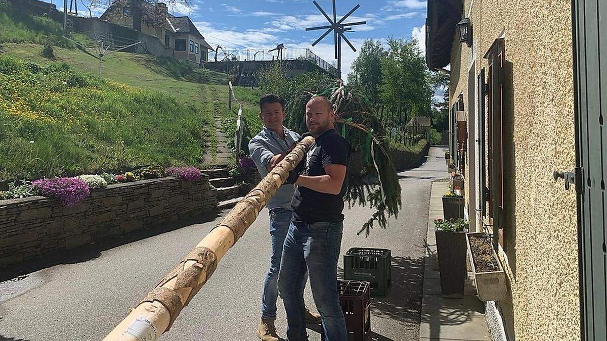 Tourismuschef Lorenz (rechts) und Sänger Pachernegg mit dem Maibaum