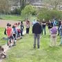 Der Brucker Sport- und Jugendreferent Christian Mayer (hellblaues Polo) mit Kindern, Eltern und Anrainern