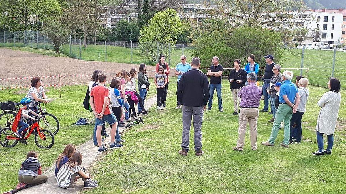 Der Brucker Sport- und Jugendreferent Christian Mayer (hellblaues Polo) mit Kindern, Eltern und Anrainern