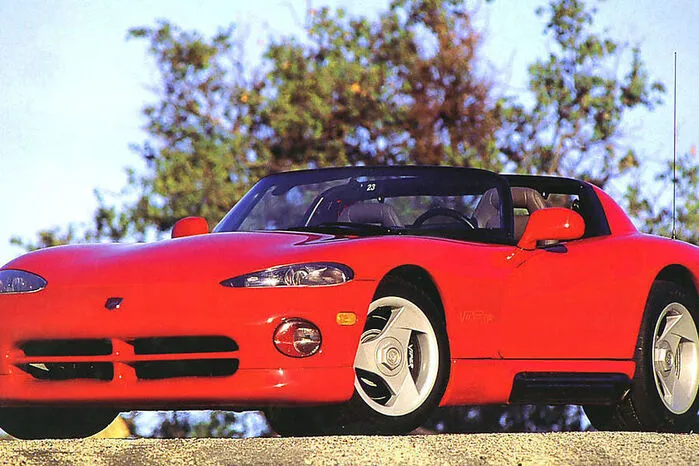 Mit der Dodge Viper entließ Schlangenbeschwörer Chrysler ein wahrhaft giftiges Gefährt in die Freiheit. Das Cabrio (die Coupéversion folgte später) hatte einen mächtigen V10 mit acht Litern Hubraum und anfangs 408 PS unter der Haube, die wie der Großteil der Karosserie aus GFK bestand. Elektronische Fahrhilfen? Fehlanzeige.