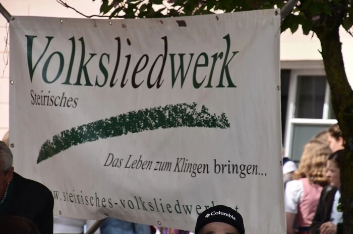 Am Hauptplatz zeigte sich der Geschäftsführer des Steirischen Volksliedwerkes, Christian Hartl, von der Unterstützung der Vereine und Schulen in Oberwölz positiv angetan. Bürgermeister Hannes Schmidhofer wurde eine Urkunde zur Zuerkennung als "Musikantenfreundliche Gemeinde" überreicht.