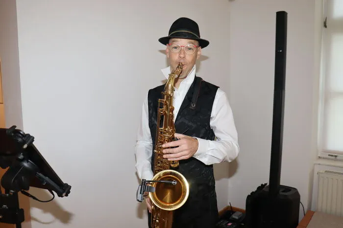 Musikalisch umrahmt wurde die Vernissage von Saxophonist Ingo Herzmaier.