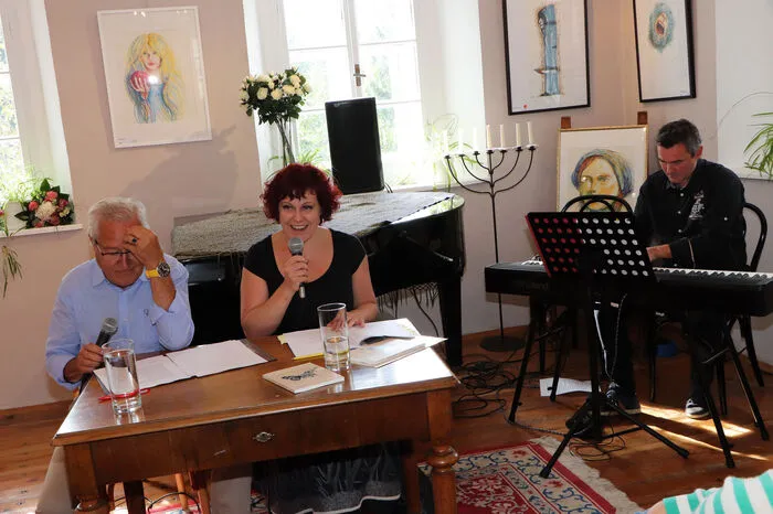 Es lasen aus dem Buch von Emma Sophie Gröning "Herbstblätter in Frühling" Peter Gröning und Dagmar Sickl. Musikalisch umrahmt wurde die besondere Buchpräsentation von Thomas Trinkl am Piano.